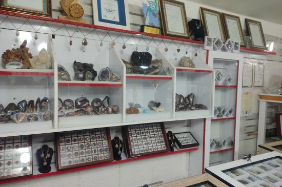 بازدید از کارگاه تولیدی و نمایشگاه گوهر سنگ